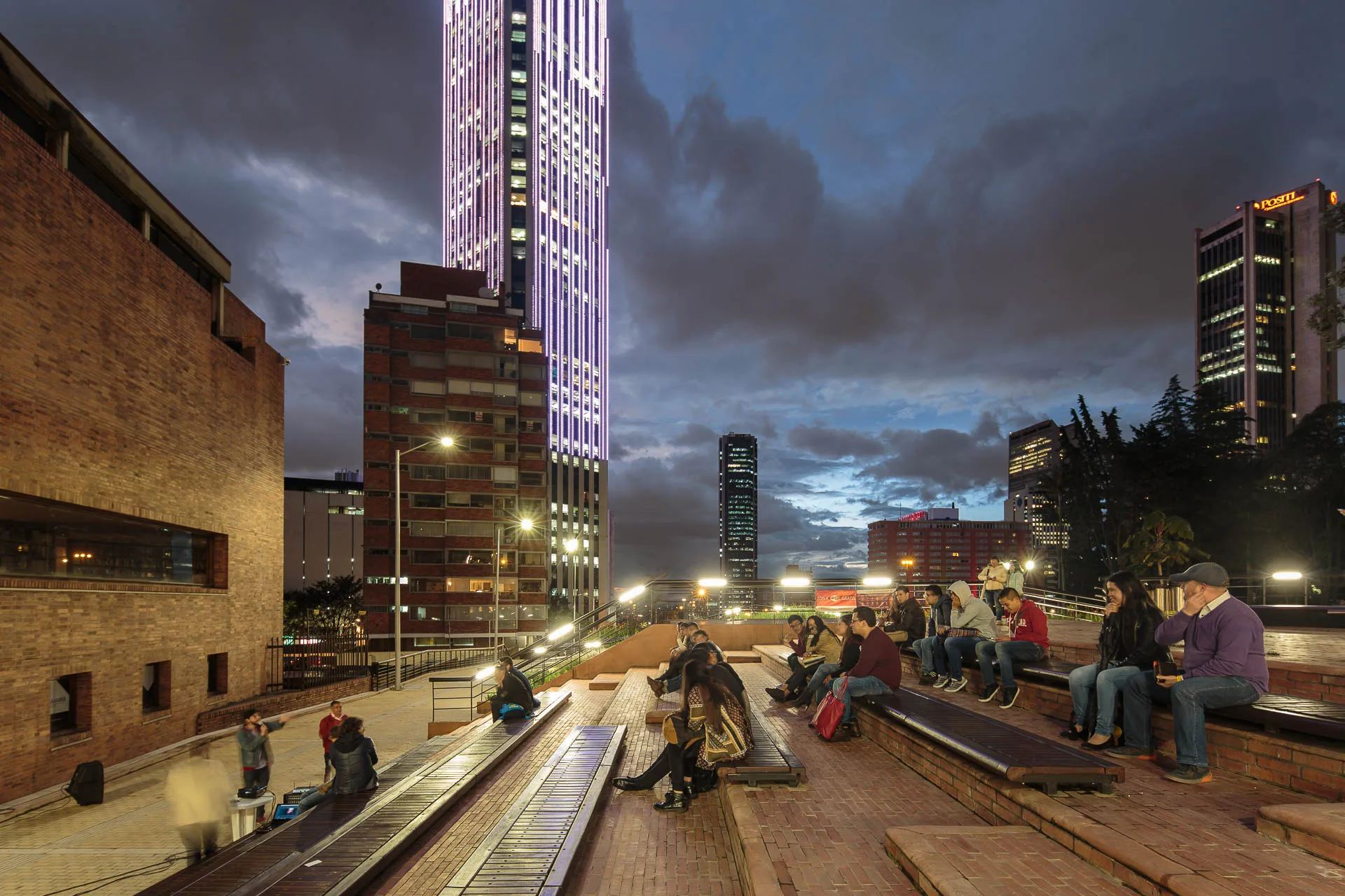 Juego de niveles y escalinatas de concreto en el Parque Bicentenario bajo el cielo bogotano.